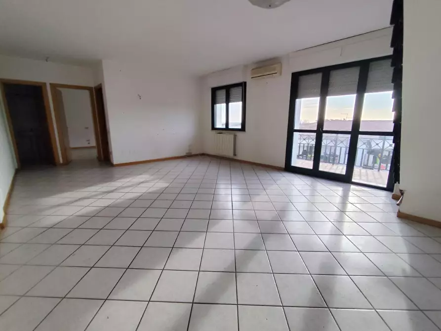 Immagine 1 di Appartamento in affitto  a Massa