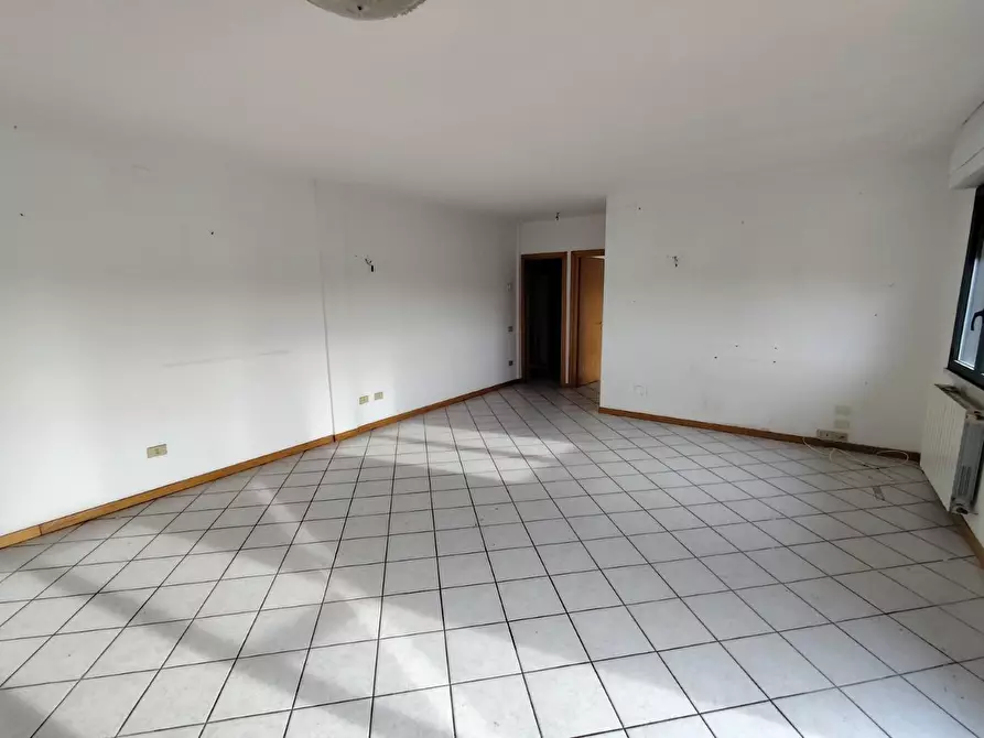 Immagine 13 di Appartamento in affitto  a Massa