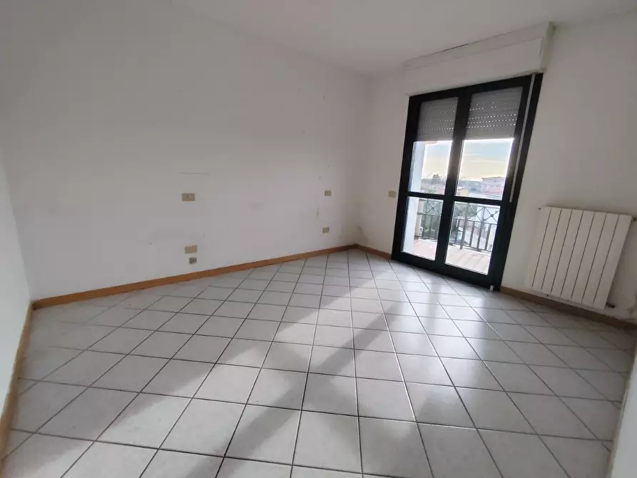 Immagine 4 di Appartamento in affitto  a Massa