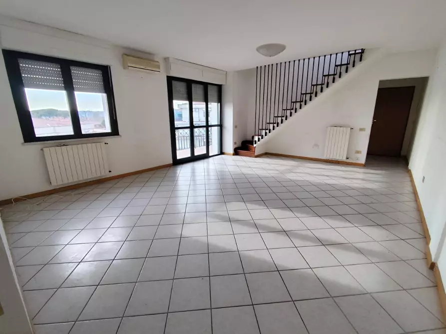 Immagine 2 di Appartamento in affitto  a Massa