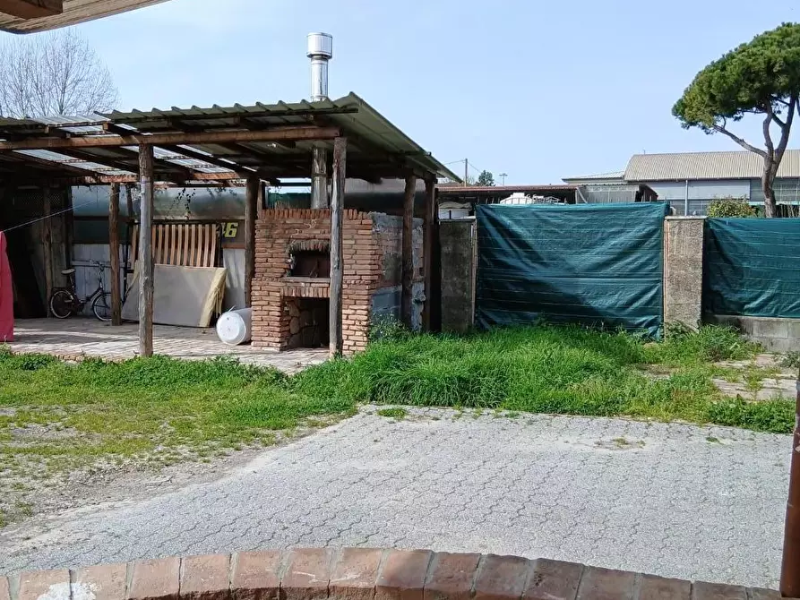 Immagine 1 di Casa trifamiliare in vendita  a Massa