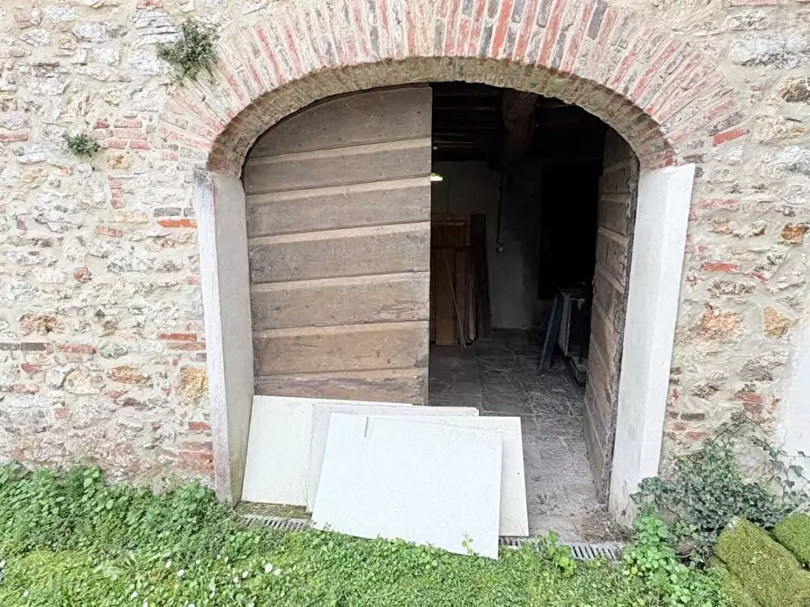 Immagine 19 di Appartamento in vendita  a Lucca