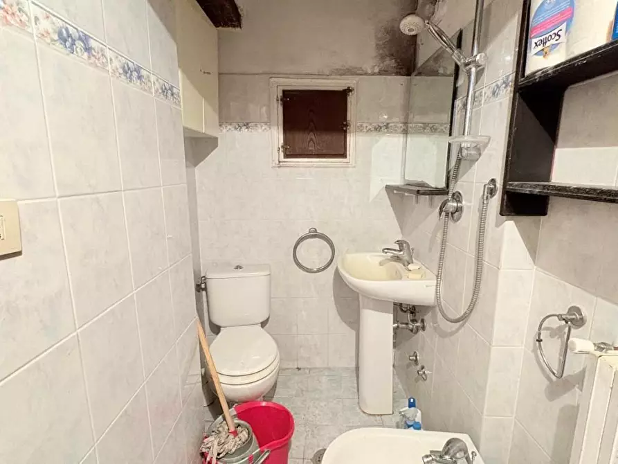 Immagine 13 di Appartamento in vendita  a Lucca