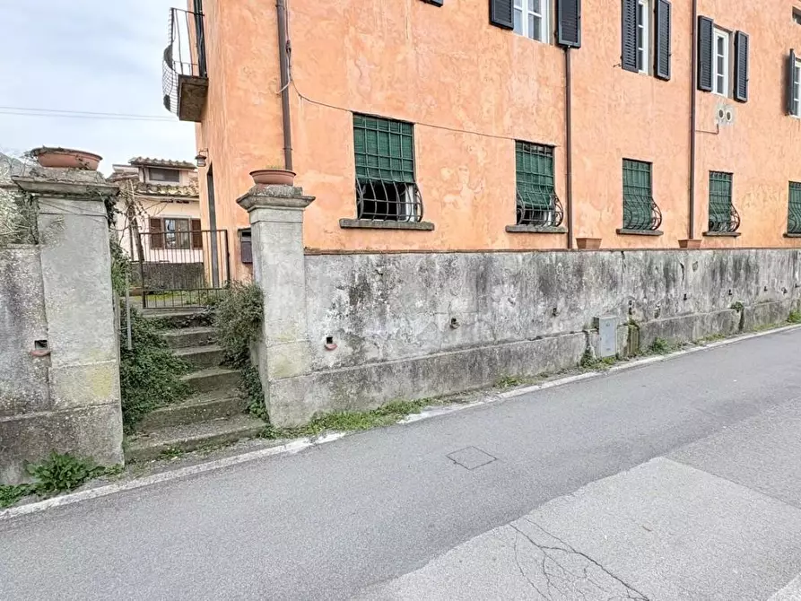 Immagine 2 di Appartamento in vendita  a Lucca