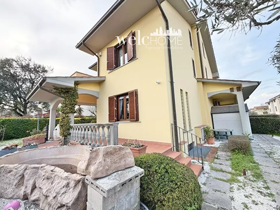 Immagine 2 di Villa in vendita  a Poggio A Caiano