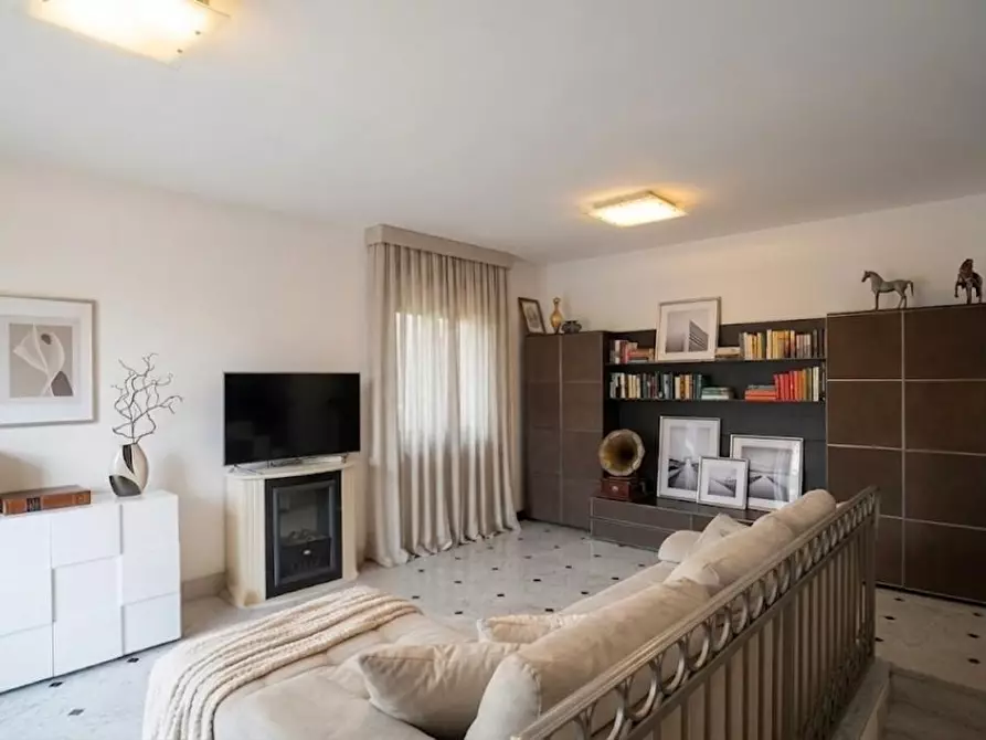 Immagine 4 di Appartamento in vendita  a Carrara