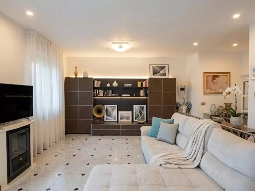 Immagine 1 di Appartamento in vendita  a Carrara