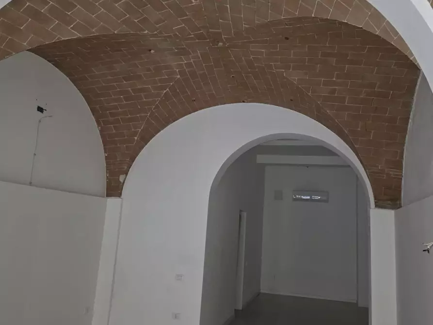 Immagine 11 di Locale commerciale in affitto  a Pontedera