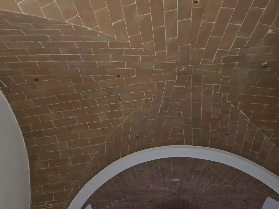 Immagine 8 di Locale commerciale in affitto  a Pontedera