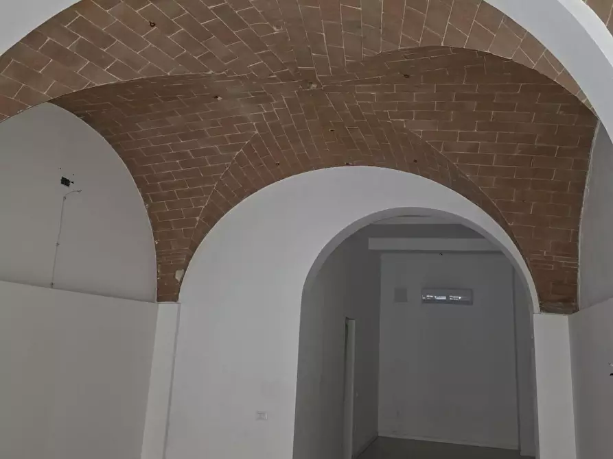 Immagine 10 di Locale commerciale in affitto  a Pontedera