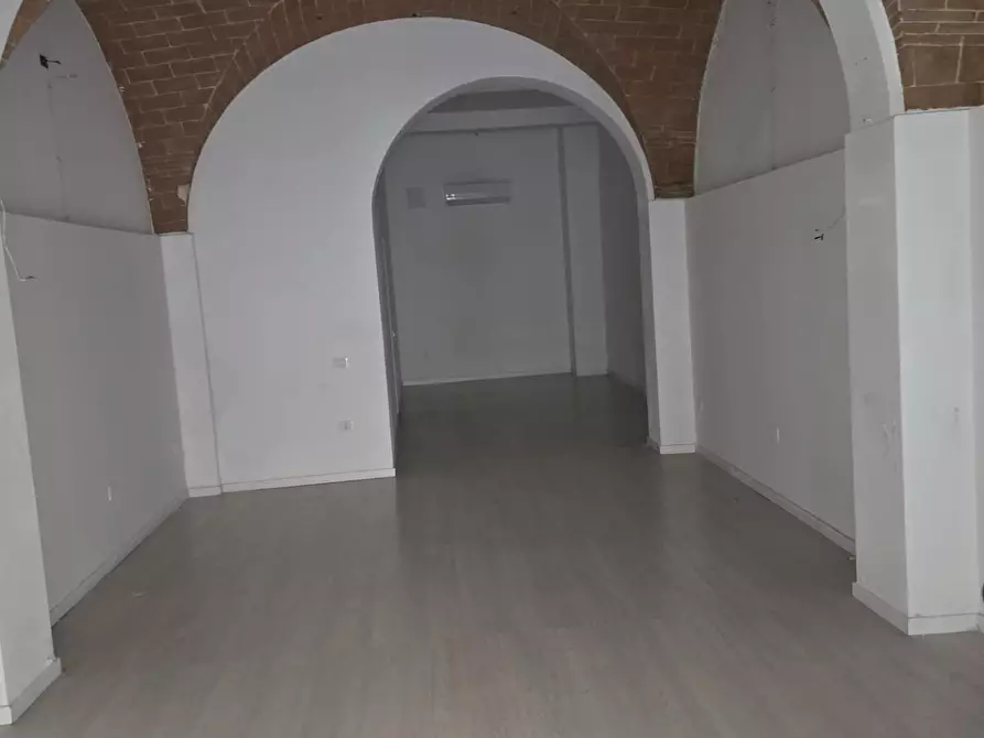 Immagine 3 di Locale commerciale in affitto  a Pontedera