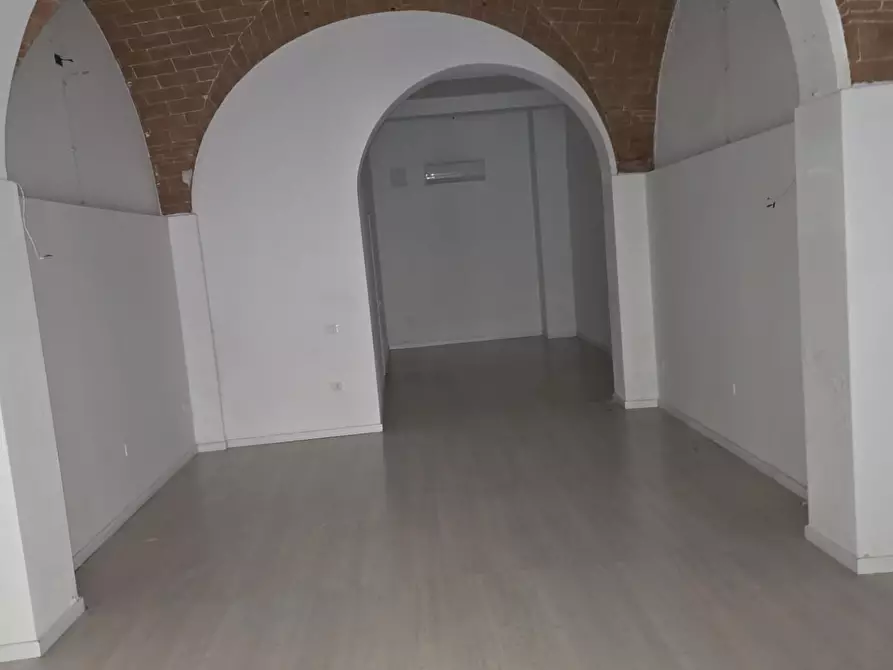 Immagine 7 di Locale commerciale in affitto  a Pontedera