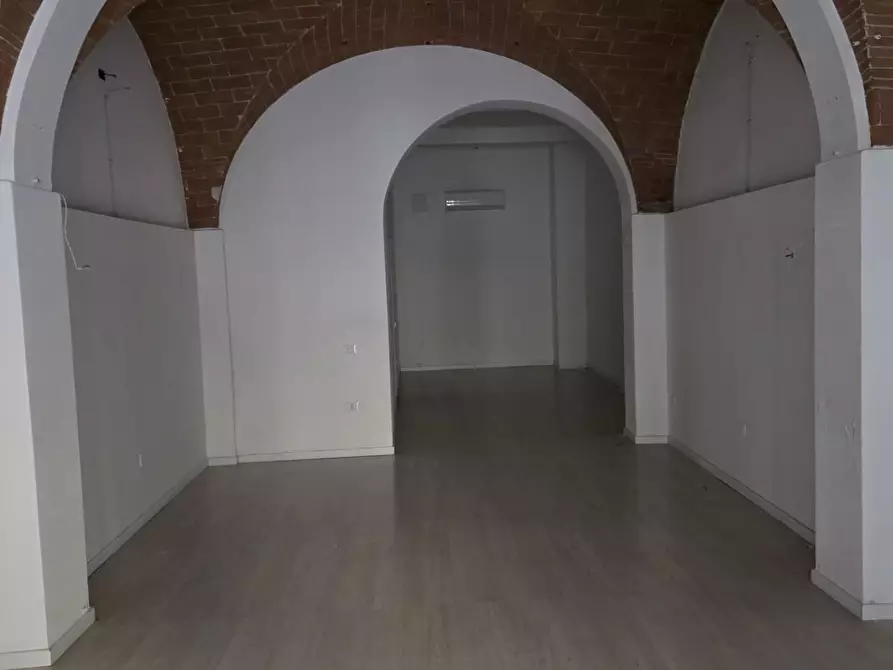 Immagine 1 di Locale commerciale in affitto  a Pontedera