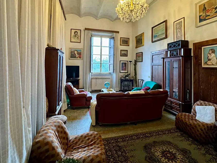 Immagine 4 di Villa in vendita  a Lucca