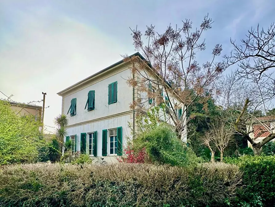 Immagine 1 di Villa in vendita  a Lucca