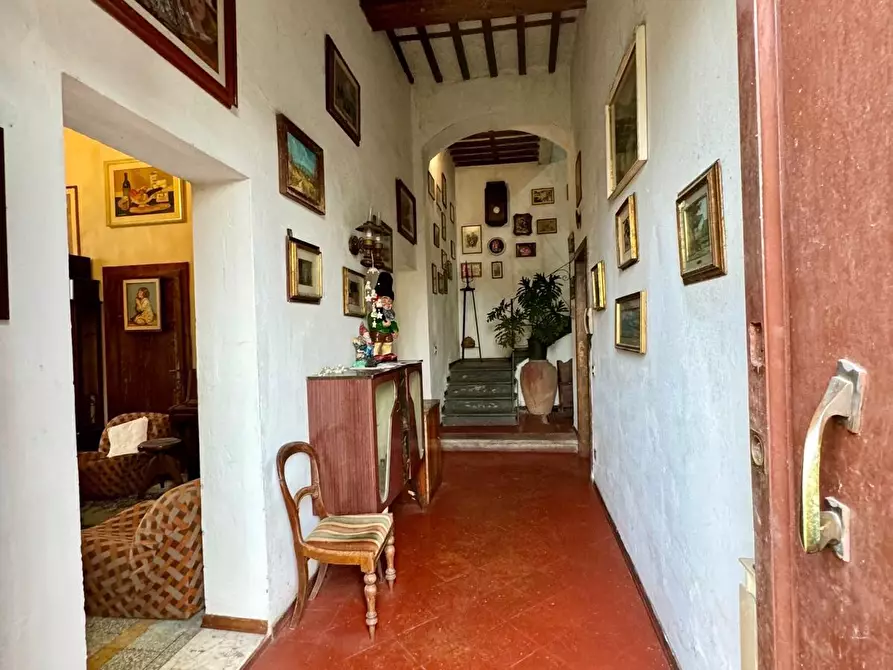 Immagine 2 di Villa in vendita  a Lucca