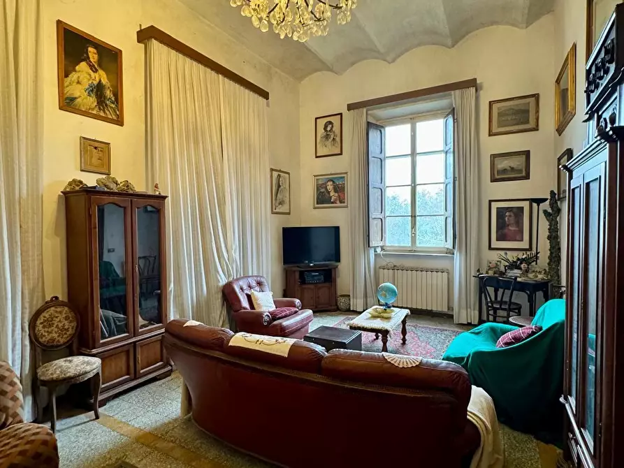 Immagine 3 di Villa in vendita  a Lucca