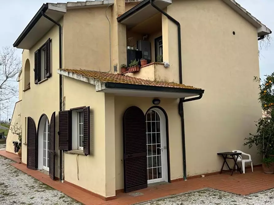 Immagine 1 di Porzione di casa in vendita  a Cecina