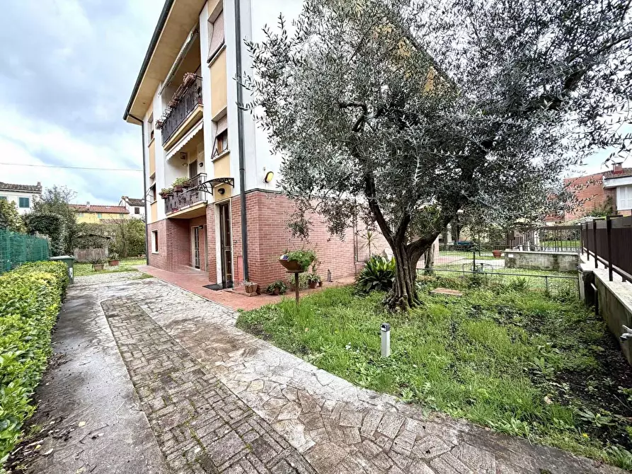 Immagine 4 di Casa bifamiliare in vendita  a Lucca