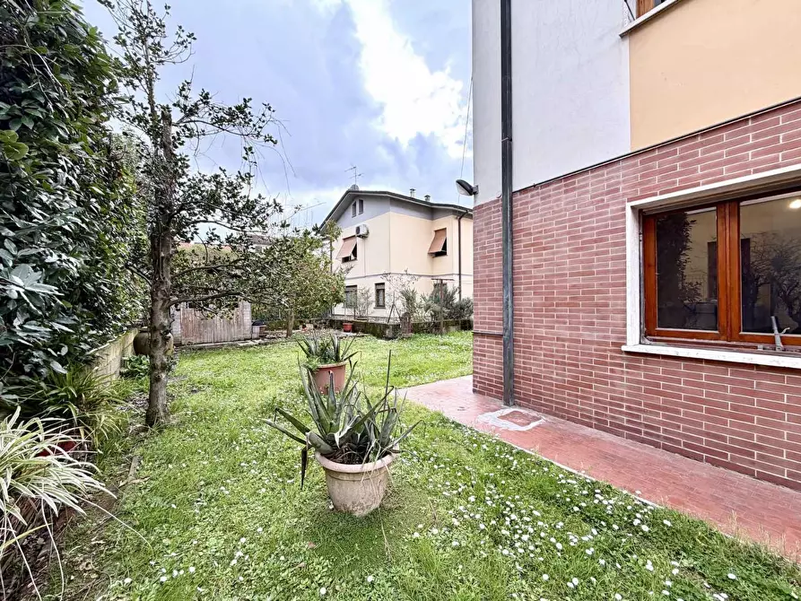 Immagine 30 di Casa bifamiliare in vendita  a Lucca