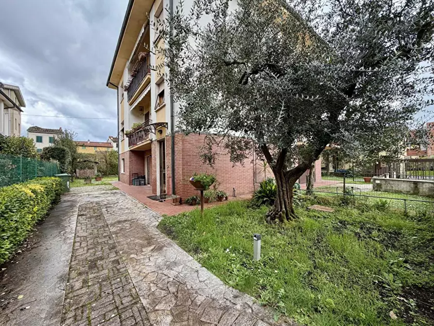 Immagine 28 di Casa bifamiliare in vendita  a Lucca