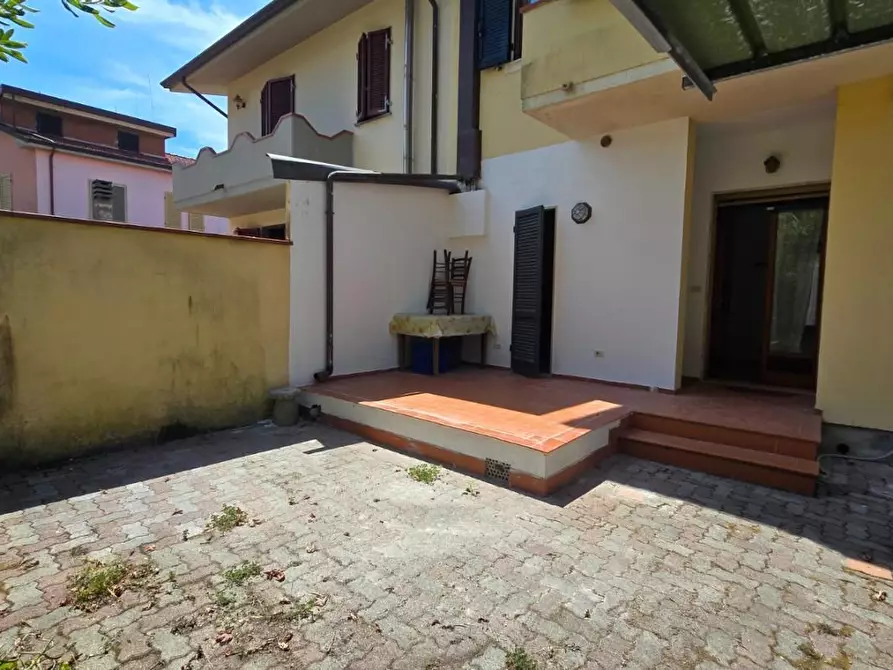 Immagine 2 di Appartamento in vendita  a Massa