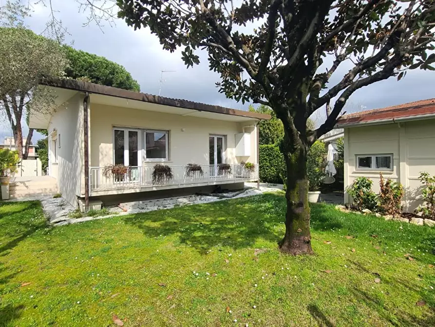 Immagine 1 di Casa indipendente in vendita  a Forte Dei Marmi