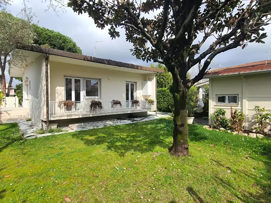 Immagine 2 di Casa indipendente in vendita  a Forte Dei Marmi