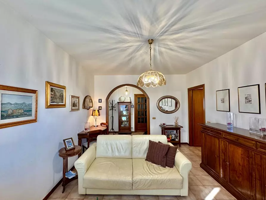 Immagine 6 di Appartamento in vendita  a Lucca