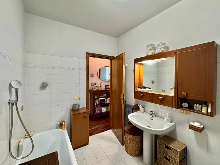 Immagine 38 di Appartamento in vendita  a Lucca