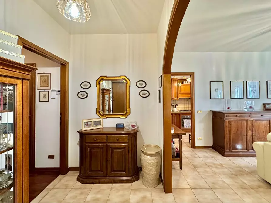 Immagine 19 di Appartamento in vendita  a Lucca