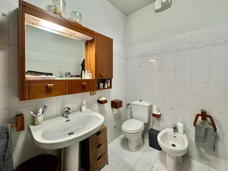 Immagine 37 di Appartamento in vendita  a Lucca