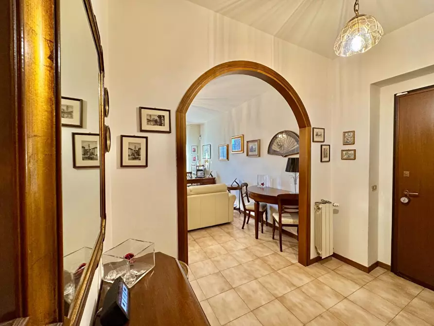 Immagine 21 di Appartamento in vendita  a Lucca