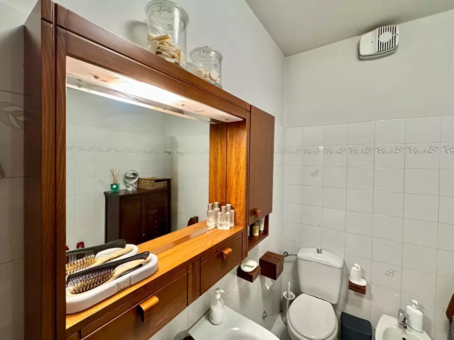 Immagine 39 di Appartamento in vendita  a Lucca