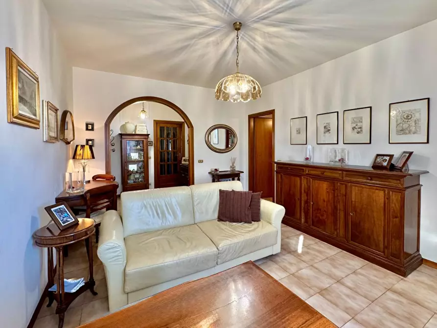 Immagine 7 di Appartamento in vendita  a Lucca