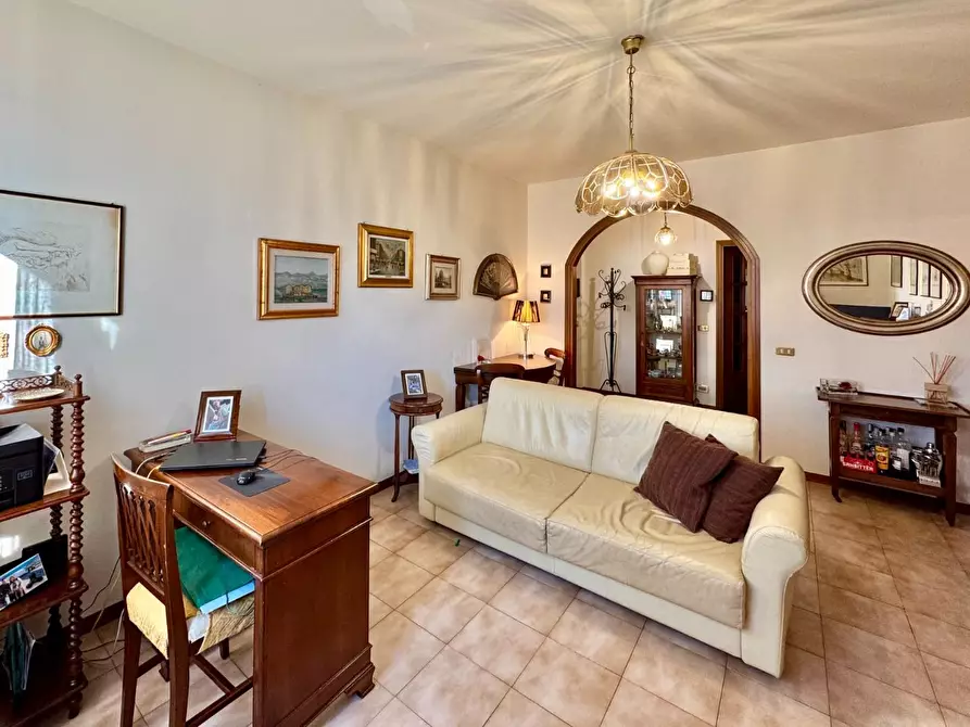 Immagine 5 di Appartamento in vendita  a Lucca