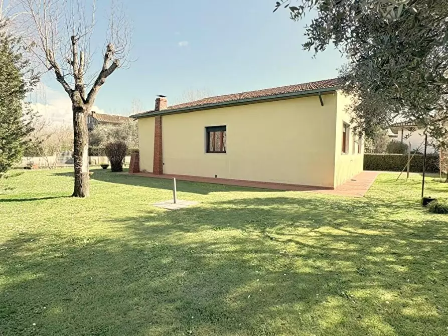 Immagine 1 di Villa in vendita  a Lucca