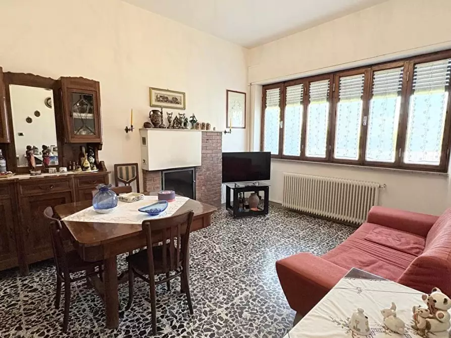 Immagine 2 di Villa in vendita  a Lucca