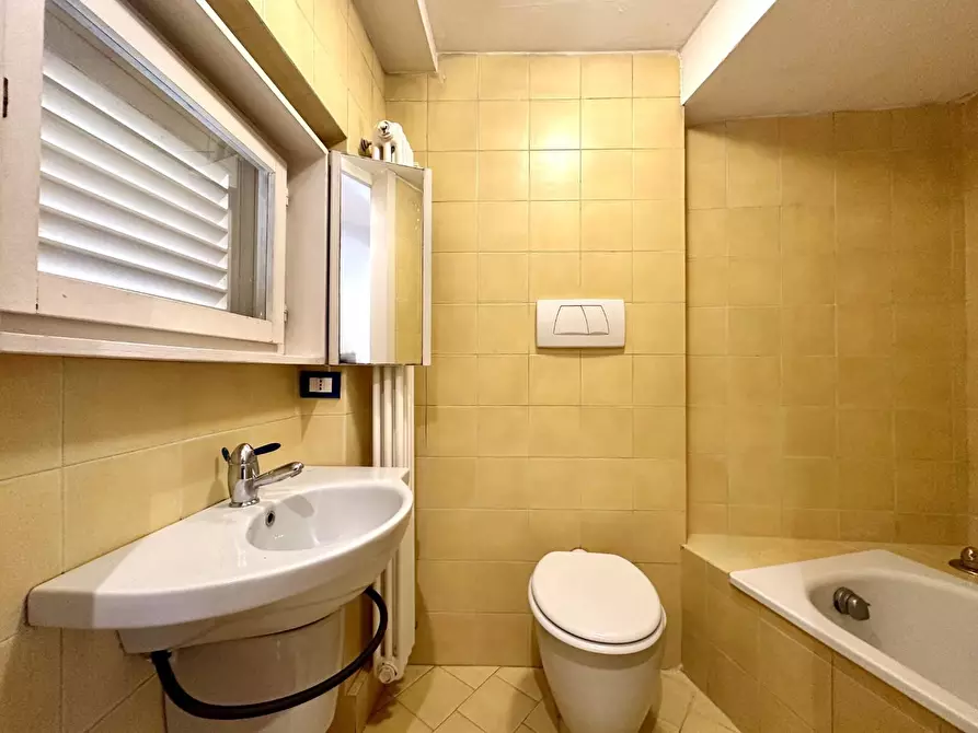 Immagine 13 di Appartamento in vendita  a Lucca