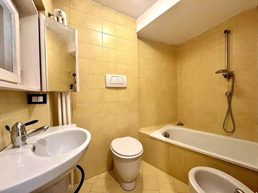 Immagine 14 di Appartamento in vendita  a Lucca