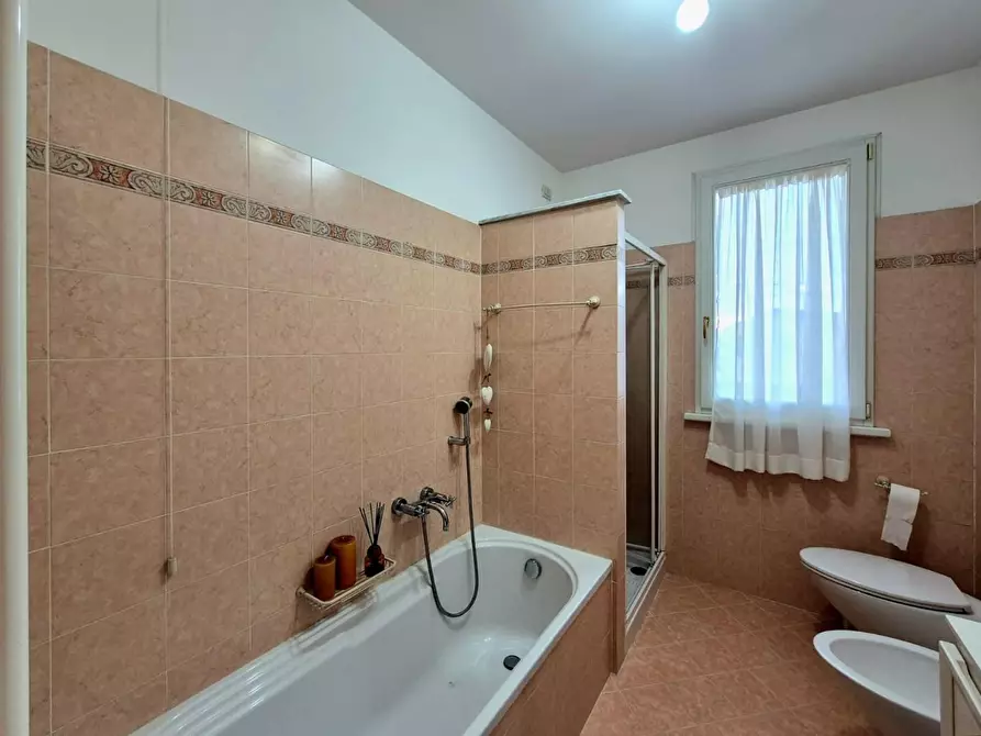 Immagine 26 di Villa in vendita  a Capannori