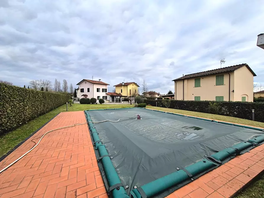 Immagine 2 di Villa in vendita  a Capannori