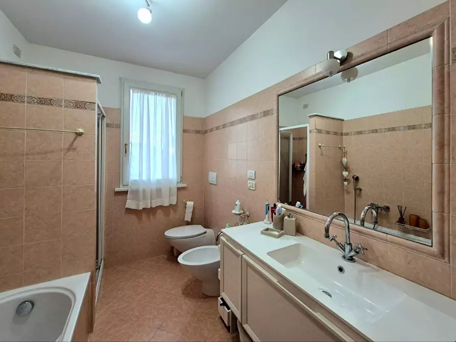 Immagine 27 di Villa in vendita  a Capannori