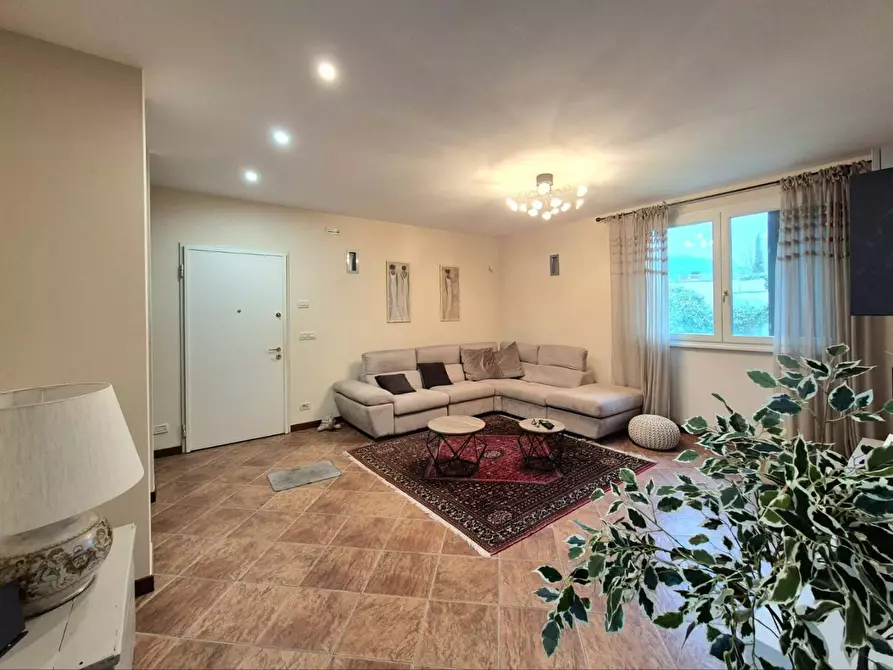 Immagine 8 di Villa in vendita  a Capannori