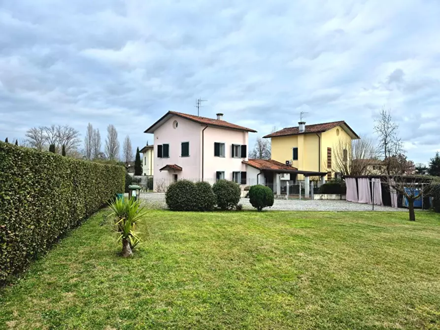 Immagine 1 di Villa in vendita  a Capannori