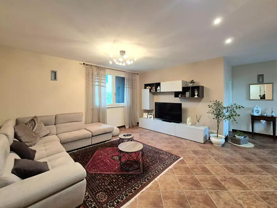 Immagine 9 di Villa in vendita  a Capannori