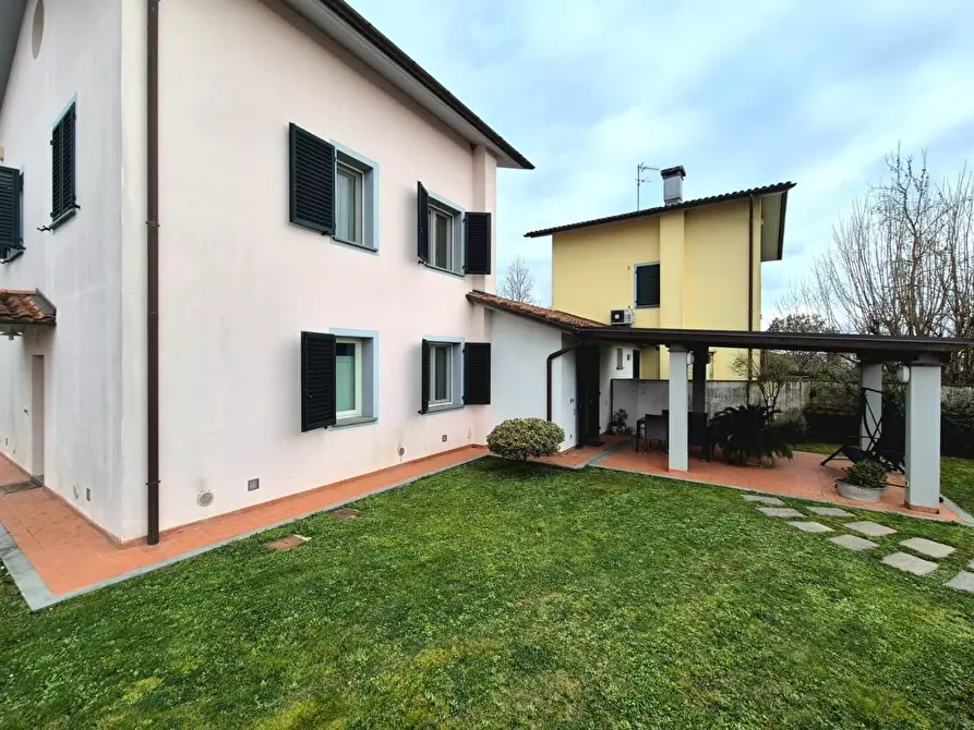 Immagine 4 di Villa in vendita  a Capannori