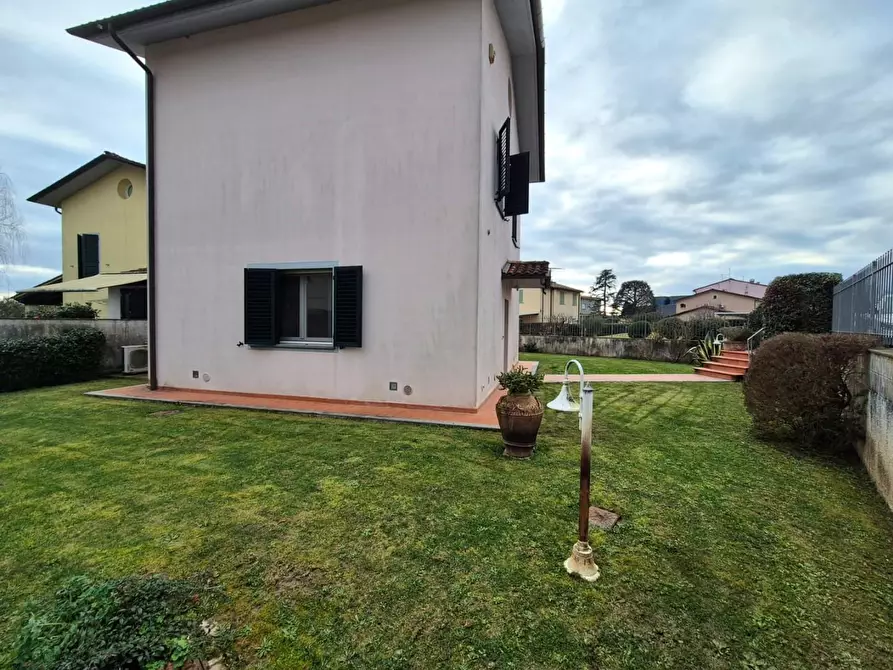 Immagine 7 di Villa in vendita  a Capannori
