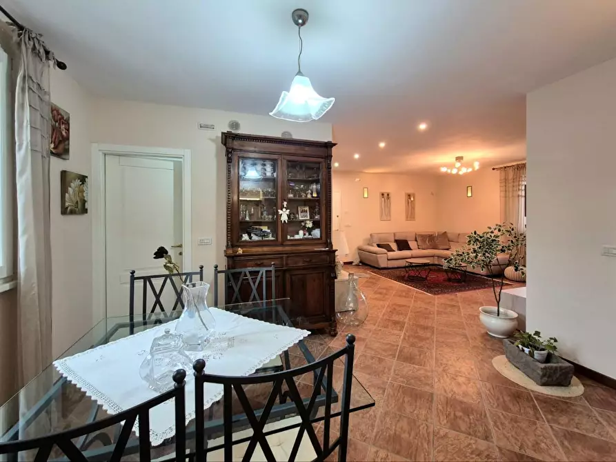 Immagine 13 di Villa in vendita  a Capannori