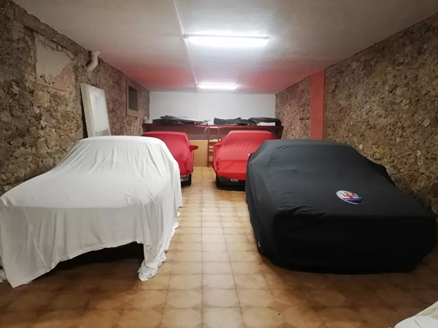Immagine 2 di Garage in vendita  a San Giuliano Terme